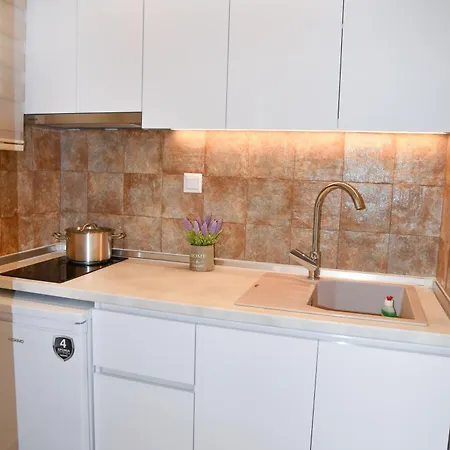 Kostas Apartmanhotel Szárti